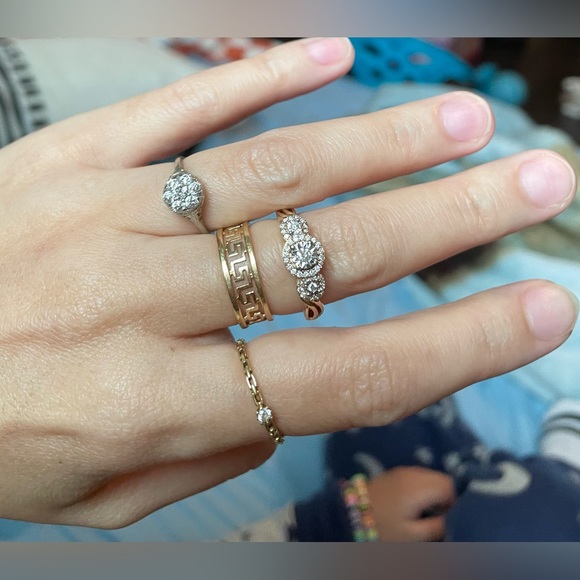 Helzberg 10k Yellow Gold Diamond-.27 tcw Band Fine Three Stone Halo Ring-Sz 7.75 - Picture 9 of 9